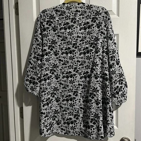 Coral Bay black and white print top - size 3x - Picture 4 of 5